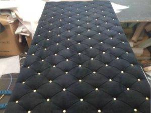 Tapicerowany panel ścienny – pikowane obicie w kolorze szarym